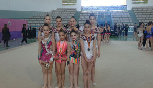 Lucía, Claudia y Siomara con el conjunto cadete base en Granada.