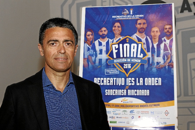 Paco Ojeda, entrenador del Recre IES La Orden.