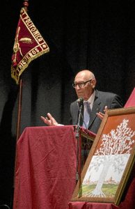 El acto acabó por convertirse en un espontáneo y emocionado homenaje a la figura de Ildefonso Moreno.