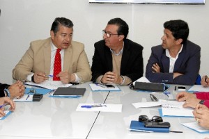 Momento de la reunión de Sanz con el Comité de Alcaldes del PP de Huelva. / Foto: José Rodríguez.