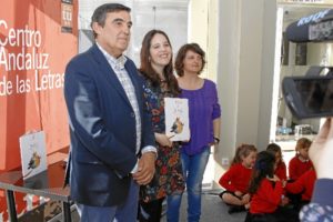 La escritora Teresa Suárez y la ilustradora Francisca Alfonso han mantenido un encuentro con escolares de 4 a 5 años sobre su obra 'Carta de deseo'. / Foto: José Rodríguez. 