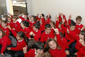 Alumnos del Colegio Molière, durante el encuentro con Teresa Suárez y Francisca Alfonso.