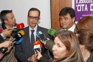 Francisco Peinado, presidente del Colegio de Farmacéuticos de Huelva, y Gabriel Cruz, alcalde de Huelva, atienden a los medios de comunicación durante la inauguración de las jornadas de puertas abiertas de la corporación farmacéutica onubense. / Foto: José Rodríguez.