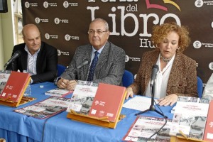 Yolanda Pelayo ha sido la encargada de presentar al autor. / Foto: José Rodríguez.