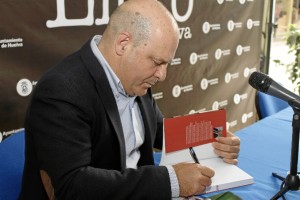 Ramón Fernández Beviá ha firmado libros para finalizar. / Foto: José Rodríguez.