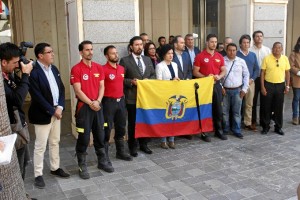 Minuto de silencio en la puerta de la Diputación por las víctimas del terremoto que sacudió Ecuador el pasado 16 de abril. /Foto: José Rodríguez. 