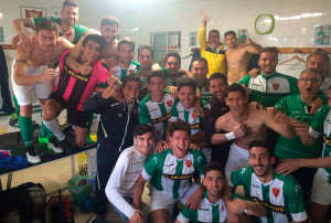 Imagen de la alegría de los jugadores de la Olímpica tras su triunfo ante el Algeciras B. / Foto: @OlimpicaValveCF.