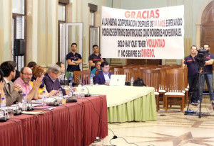 Los bomberos han dado las gracias con una pancarta.