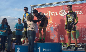 Javier Ramírez Abeja, en el podio, recibe su premio como ganador.