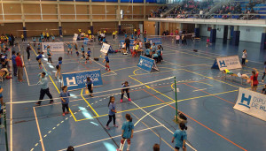 Los participantes disfrutaron en la jornada de mini voley en Punta Umbría.