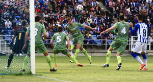 En las acciones a balón parado el equipo onubense llevó peligro. / Foto: Josele Ruiz.