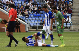 Antonio Núñez, en el suelo, tras una dura entrada de un contrario. / Foto: Josele Ruiz.