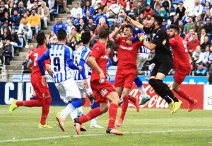 Rubén Mesa, autor del primer gol del Recre, no llega al remate ante la salida de Villanueva. / Foto: Josele Ruiz.