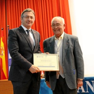 El rector de la Universidad de Huelva, Francisco Ruiz, acompañado por Antonio Díaz Gómez, delegado en funciones de la delegación de Huelva.