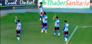 Los jugadores del Recre celebran con sus aficionados el triunfo obtenido en Murcia. / Foto: Captura TV.