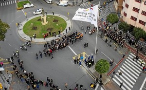 La bandera de Huelva 2016 ondea en la capital onubense. 