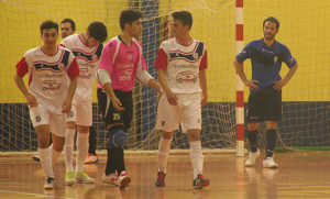 Los jugadores del Smurfit Kappa celebran uno de los goles anotados.