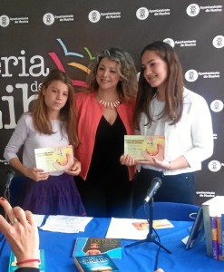 La diputada de Cultura, Lourdes Garrido, con las ganadoras del concurso.