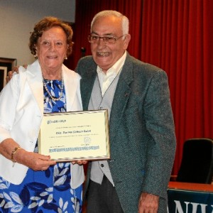 La voluntaria Teresa Cabeza Casas, recibiendo el diploma de manos de Antonio Díaz, delegado en funciones de la entidad.