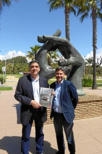 Los concejales delegados por los Ayuntamientos de Lepe e Isla Cristina en la Mancomunidad de Islantilla, Jesús Toronjo y Carlos Guarch, respectivamente, presentan el cartel anunciador de la V Fiestal del Libro.