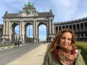 Marina, ante el arco de Bruselas.