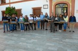 Se han 22 kits tecnológicos a estudiantes palermos.