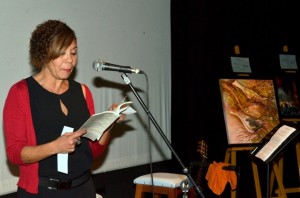 Fátima Valentim leyendo un poema de Ana Francisco./ Foto: José Luís Rua