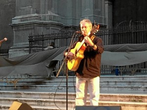 El cantautor durante el certamen celebrado en Granada. 