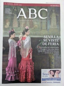 Dos diseños de Marta Arroyo difunden el inicio de la Feria de Abril en la portada de 'ABC'.