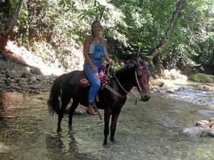 Montando a caballo en la selva. 