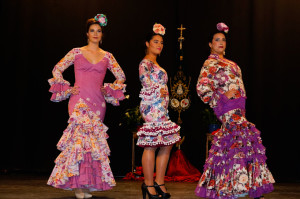 El desfile mostró diseños de moda flamenca.