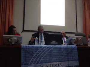 Ofreciendo una conferencia en la Academia en 2014.