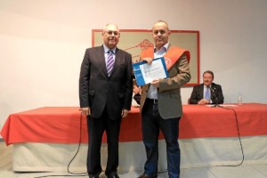 Javi, recibiendo el premio de la Fundación Atlantic Copper de manos de Antonio de la Vega.