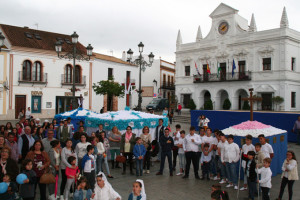 El centro de Cartaya se ha llenado de cruces infantiles.