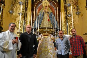 La saya fue bendecida por el director espiritual de la corporación, D. Feliciano Fernández Sousa.