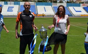 Antonio Toledo y Manuel Romero con el preciado trofeo logrado.