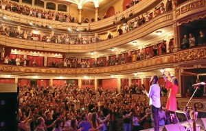 Concierto del dúo en el Teatro Lope de Vega de Sevilla donde vendieron todas las localidades.