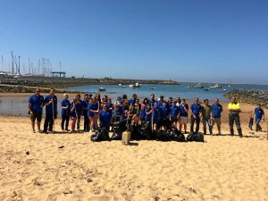 Grupo de voluntarios que han limpiado los aledaños del Puerto de Mazagón. 