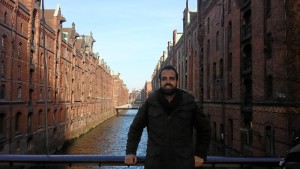 Francisco trabaja en una empresa de marketing online. En la foto, haciendo turismo por Hamburgo de fondo la Speicherstadt.