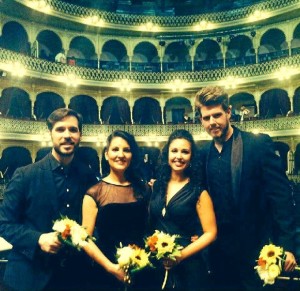 David Lagares, junto a compañeros en el Gran Teatro Falla.