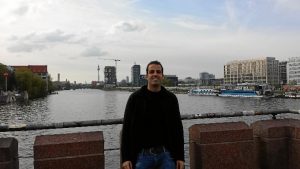 Francisco Sánchez Torres, ingeniero técnico de Telecomunicaciones. Fotografia tomada desde el famoso puente Oberbaumbrücke que separa friedrichshain y Kreuzberg. En fondo puede verse el Spree y el muro de Berlín (East Side Gallery).