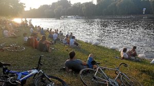 Disfrutando del verano Berlinés a última hora de la tarde en Kreuzberg.