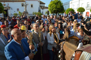 La alcaldesa de San Juan del Puerto Rocío Cárdenas Fernández entregó al Simpecado un ramo de flores y lanzó los vivas.