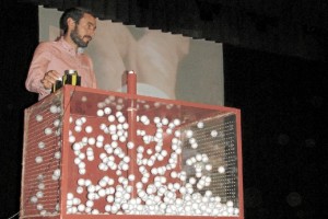 El concejal de Festejos Miguel Beltrán, ayer en el sorteo de la Plaza de los Toros celebrado en el Teatro Municipal.