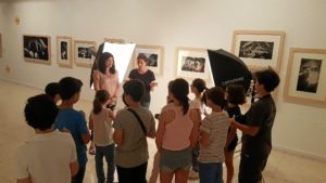 El Museo de Huelva ha acogido la celebración del taller para niños 'El club de los fotógrafos-arqueólogos'