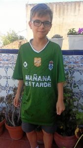 El joven, con la camiseta del Recreativo de Huelva.