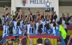 Momento cumbre en el Sporting, el equipo levanta la Copa en Melilla.