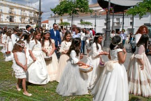 La Procesión se desarrolló un año más por su itinerario tradicional.