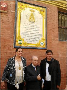 De izquierda a derecha: Doña Belén, presidenta de la hermandad de emigrantes, Don Juan Gil Zamora y Don Gabriel Cruz, alcalde de Huelva.