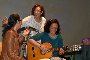 La escritora, con las autoras lusas, Ana Francisco y Carla Sabino.